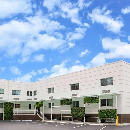 Ramada By Wyndham Bronx Hotel New York Exterior photo