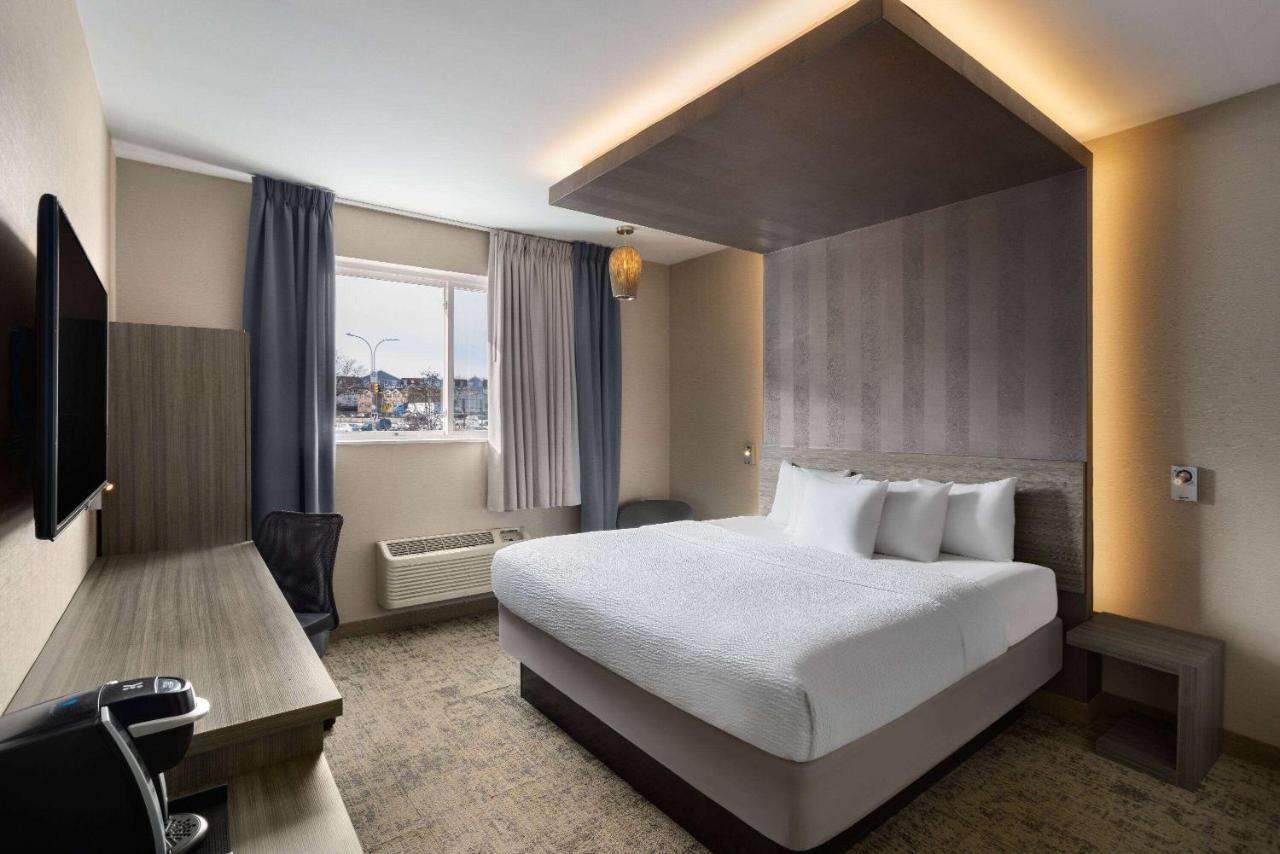 Ramada By Wyndham Bronx Hotel New York Exterior photo