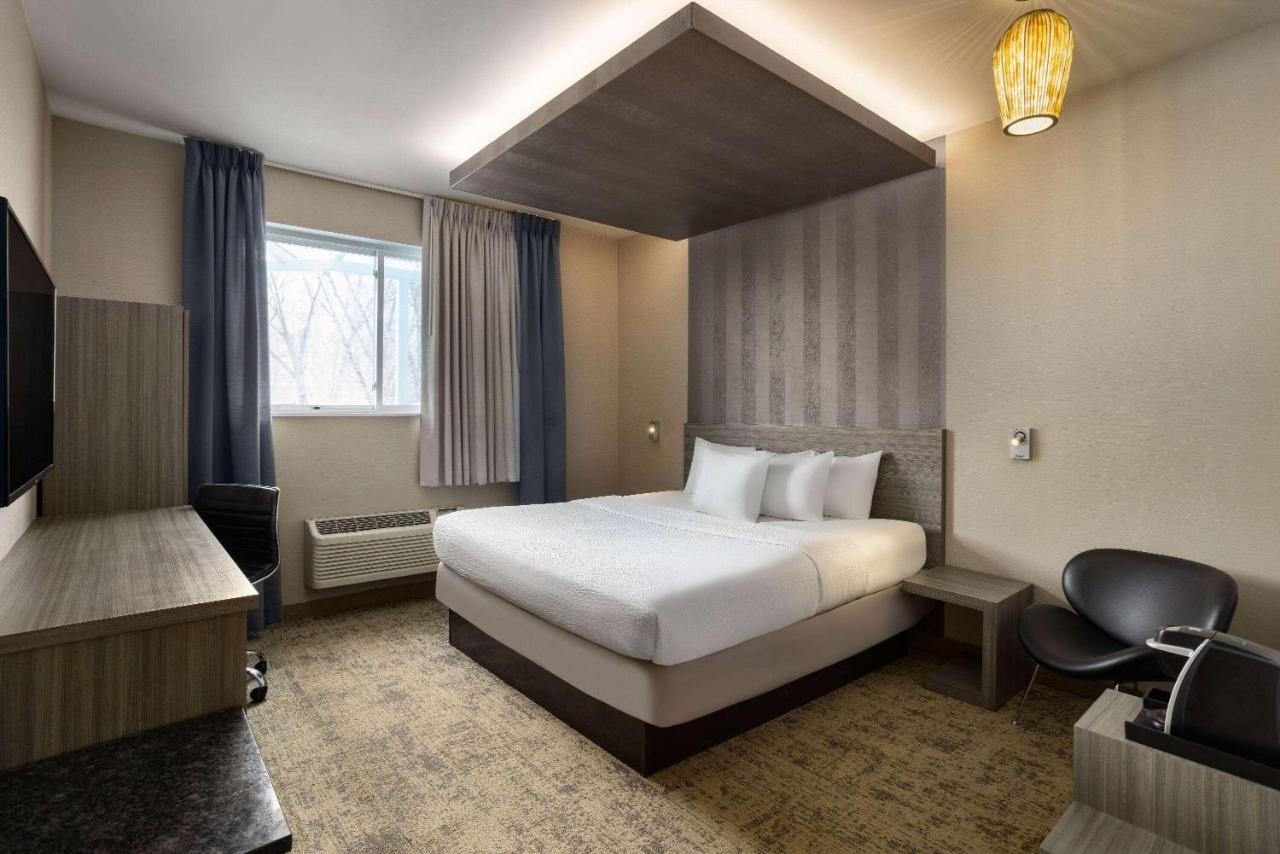 Ramada By Wyndham Bronx Hotel New York Exterior photo