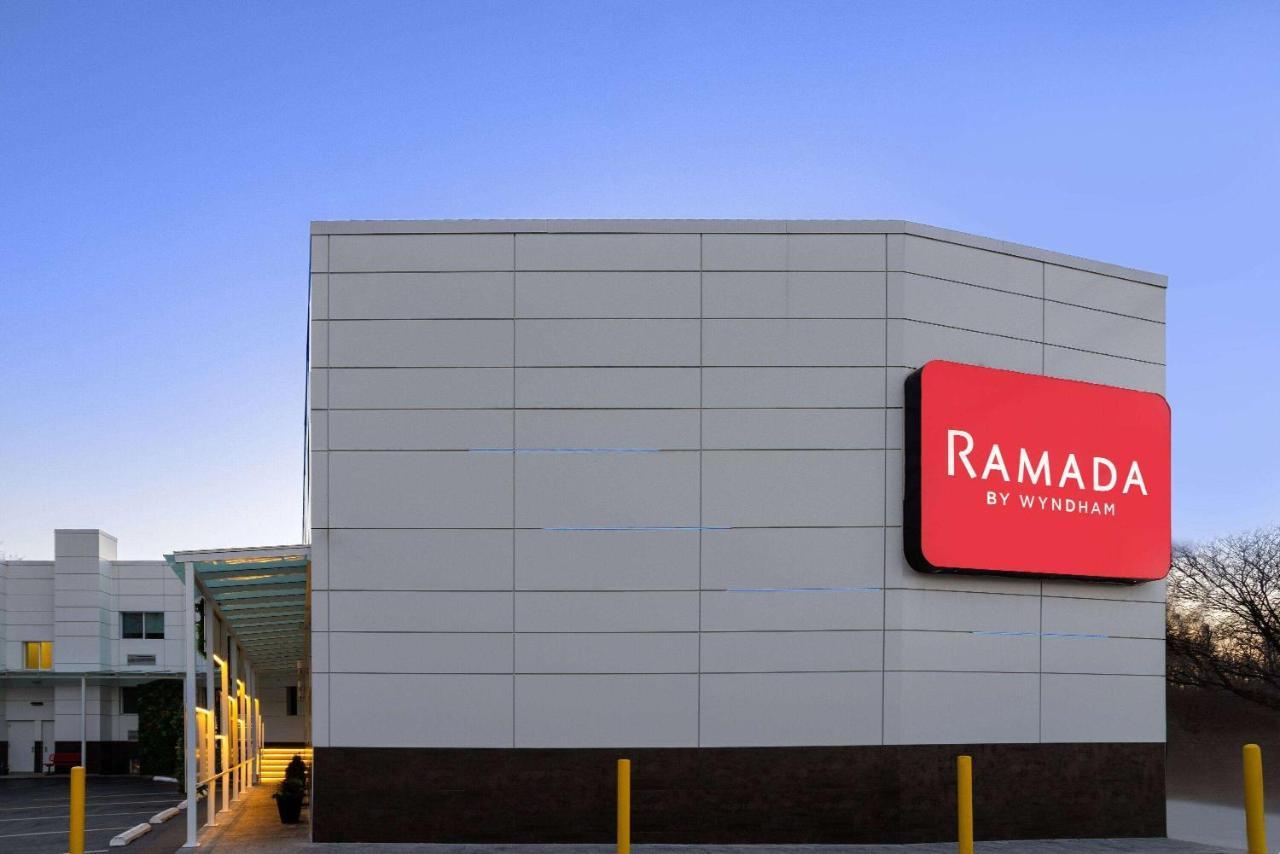 Ramada By Wyndham Bronx Hotel New York Exterior photo