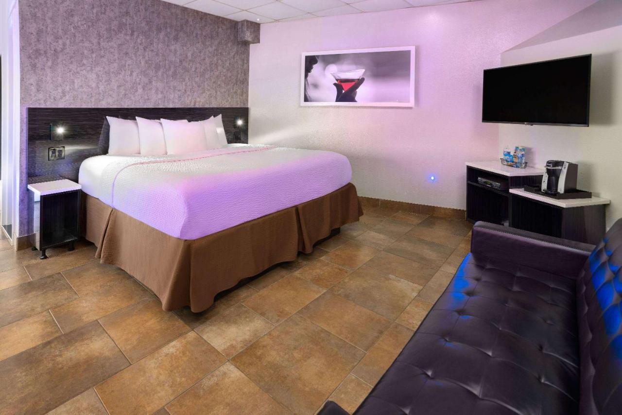Ramada By Wyndham Bronx Hotel New York Exterior photo