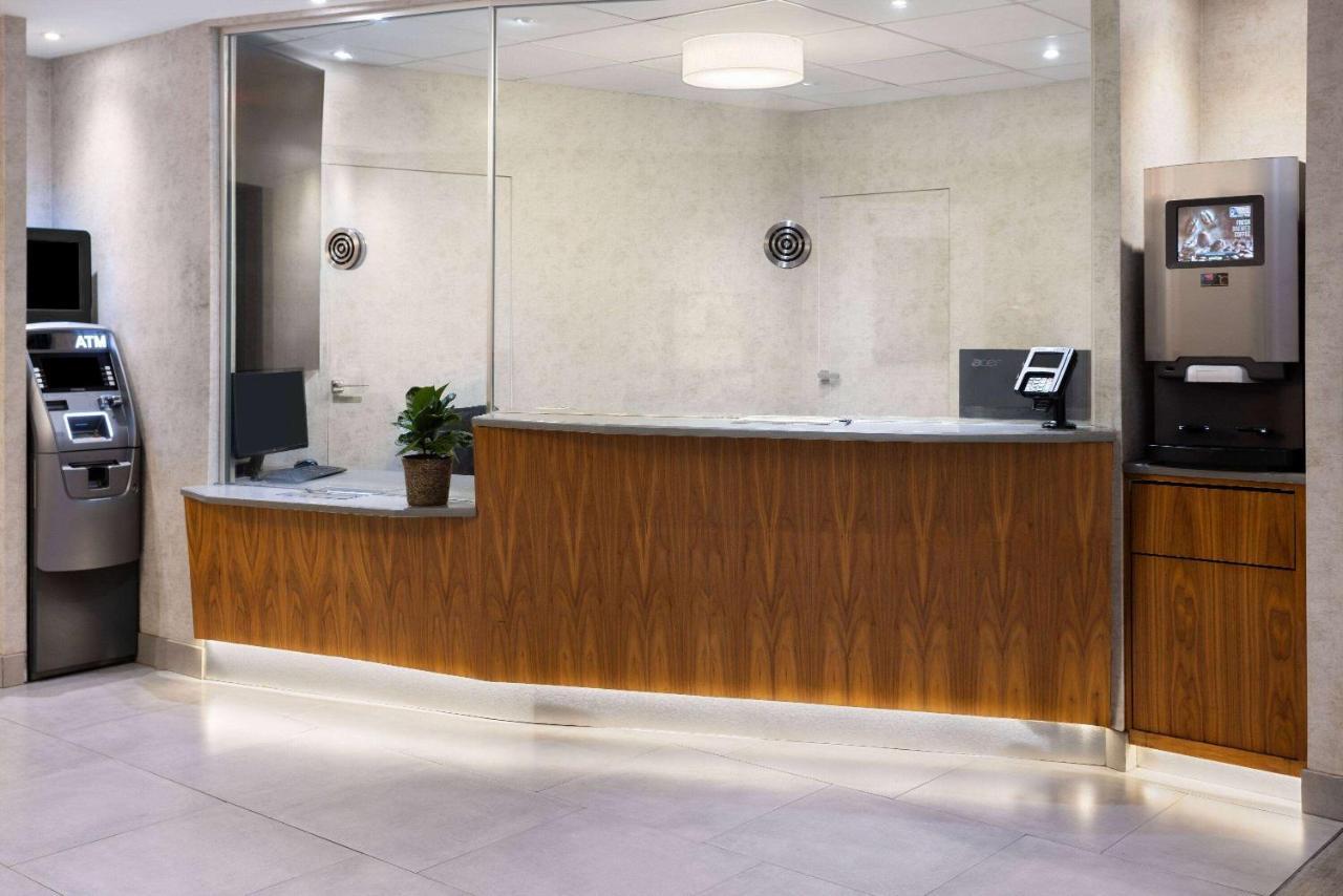 Ramada By Wyndham Bronx Hotel New York Exterior photo