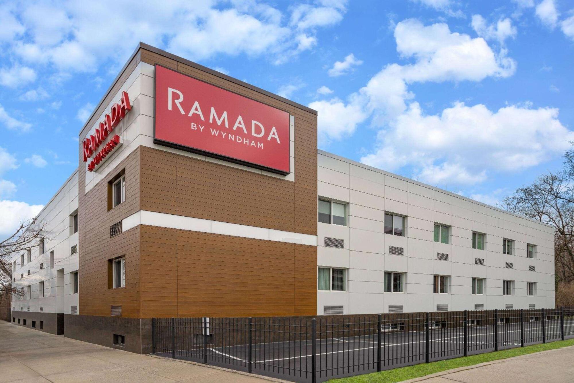 Ramada By Wyndham Bronx Hotel New York Exterior photo