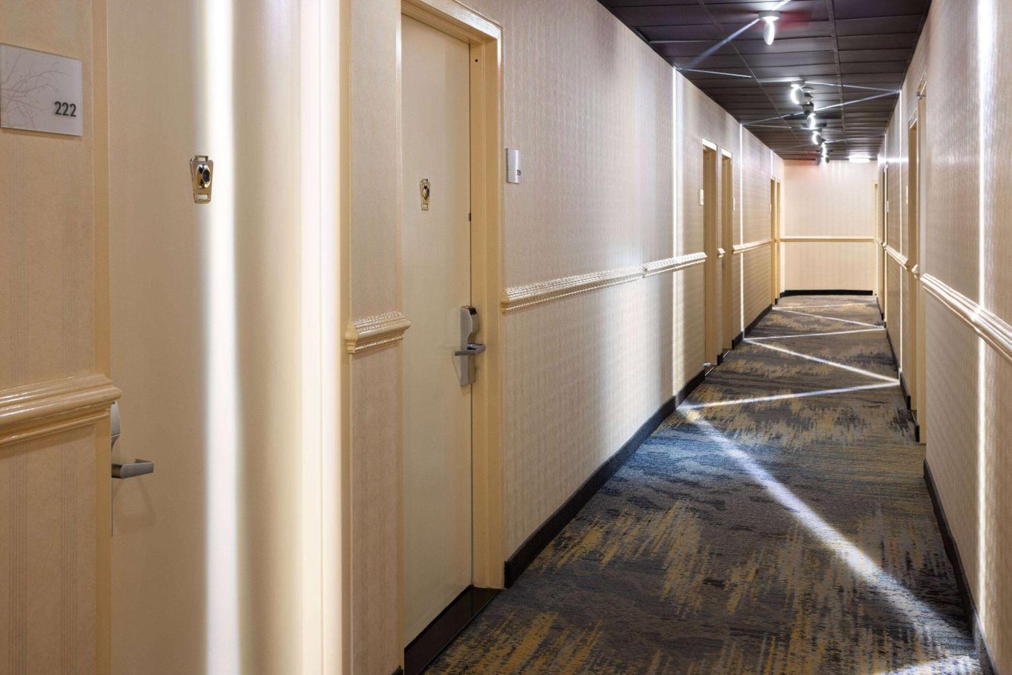 Ramada By Wyndham Bronx Hotel New York Exterior photo