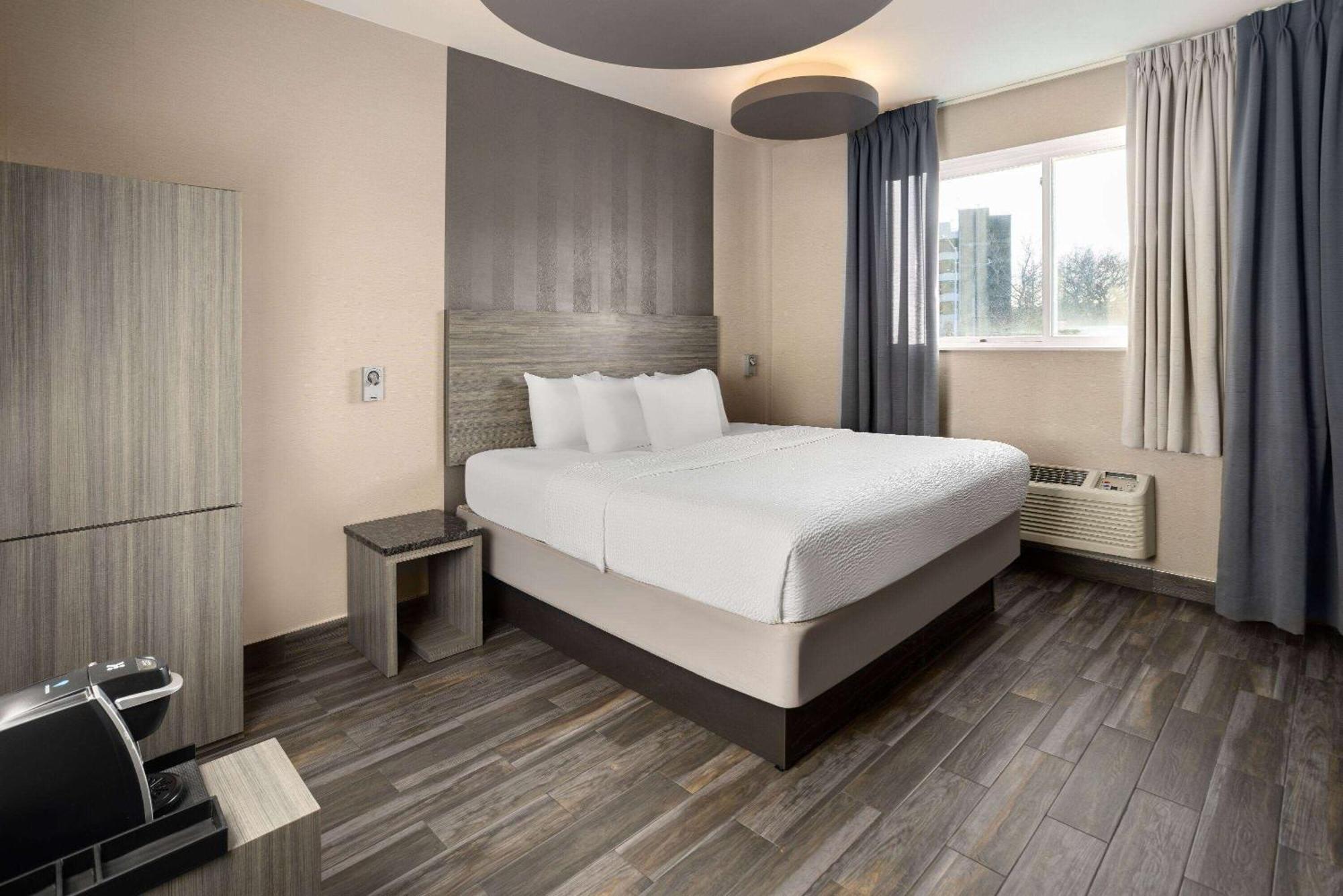 Ramada By Wyndham Bronx Hotel New York Exterior photo