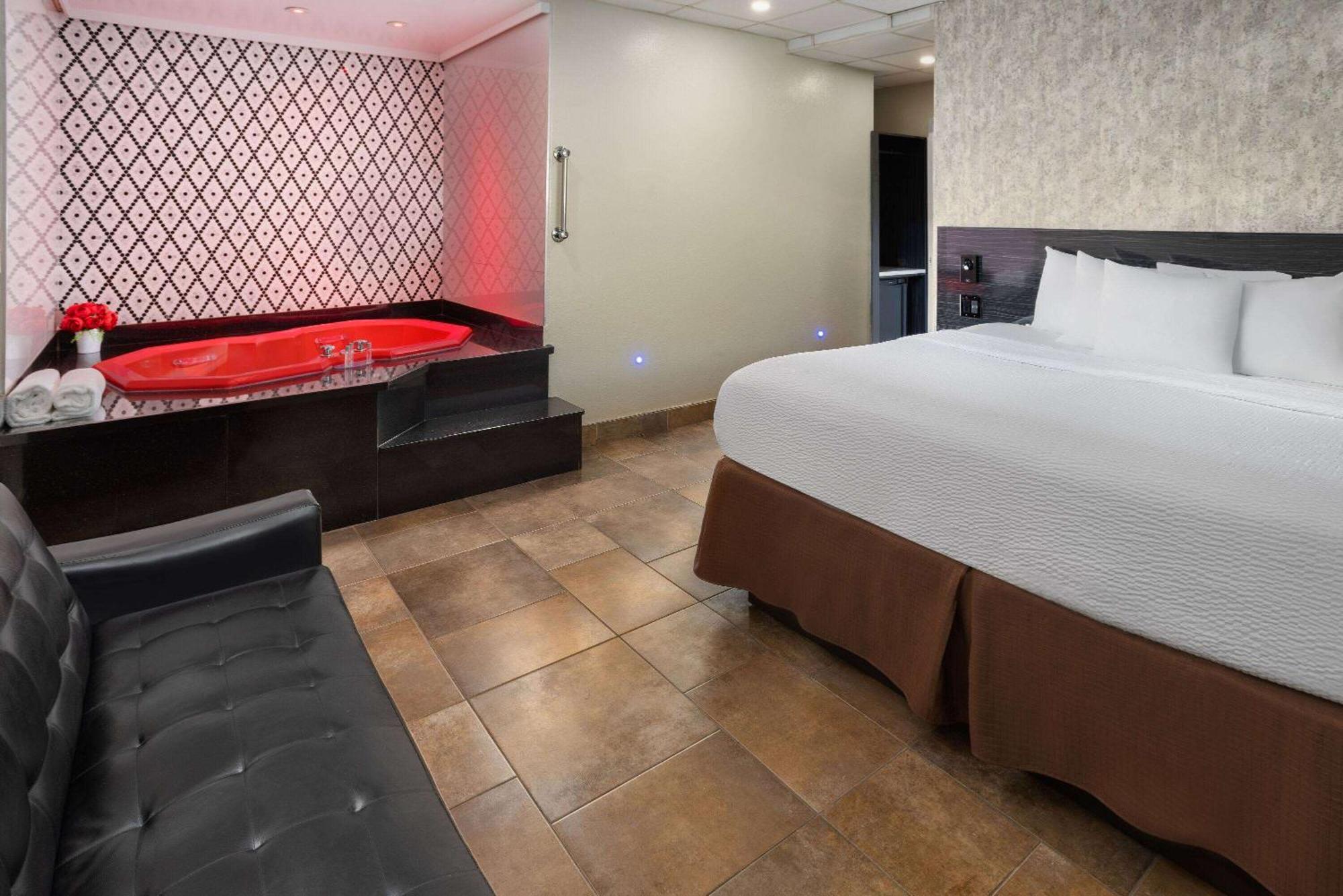Ramada By Wyndham Bronx Hotel New York Exterior photo