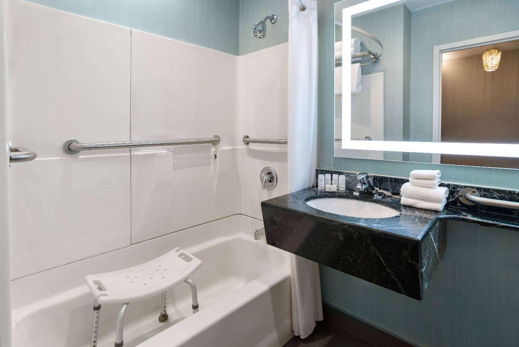 Ramada By Wyndham Bronx Hotel New York Exterior photo