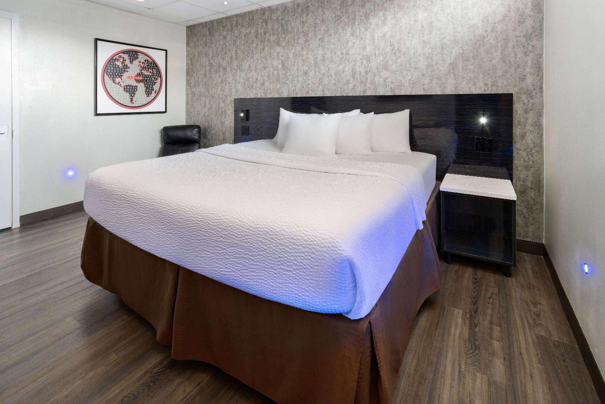Ramada By Wyndham Bronx Hotel New York Exterior photo