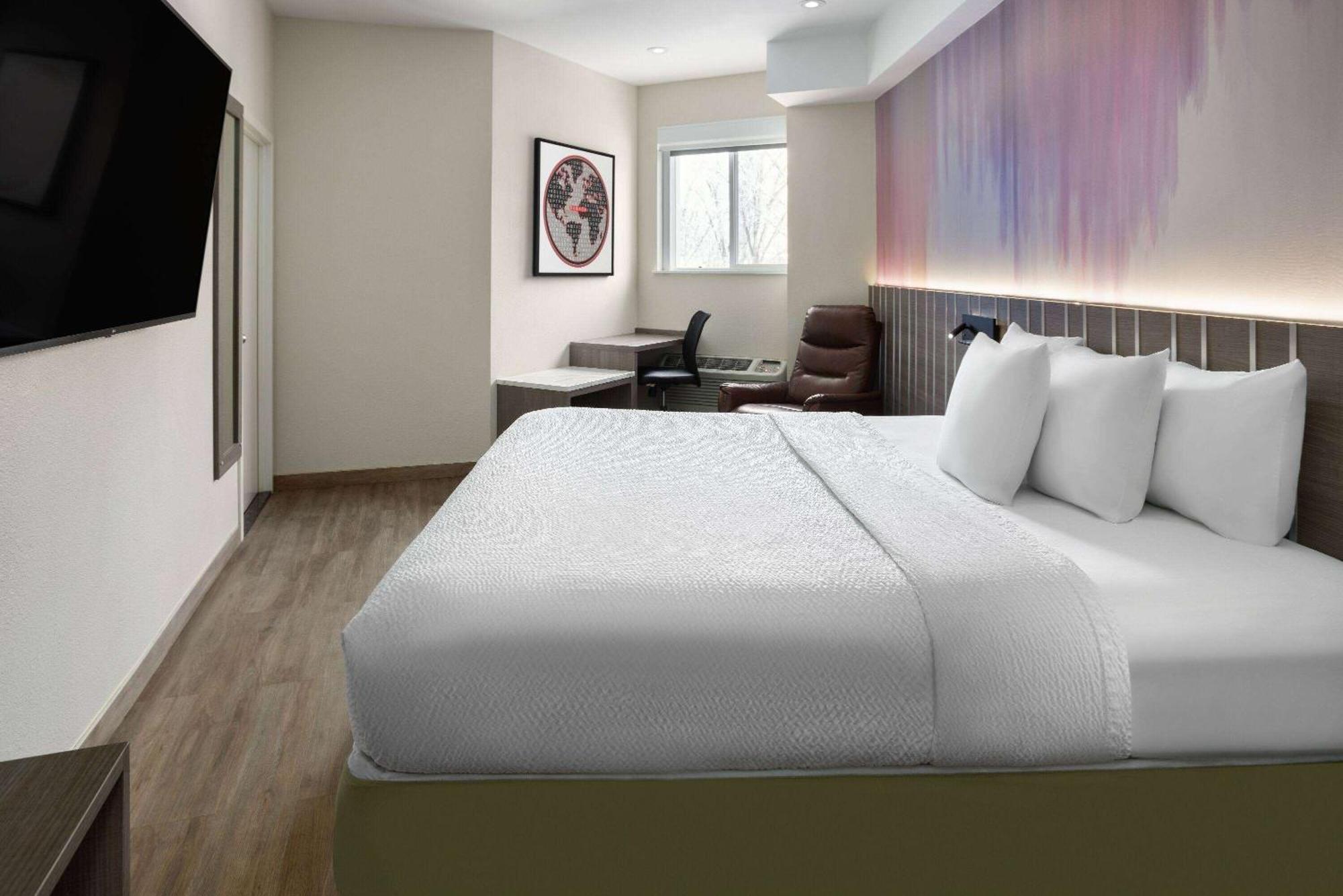 Ramada By Wyndham Bronx Hotel New York Exterior photo