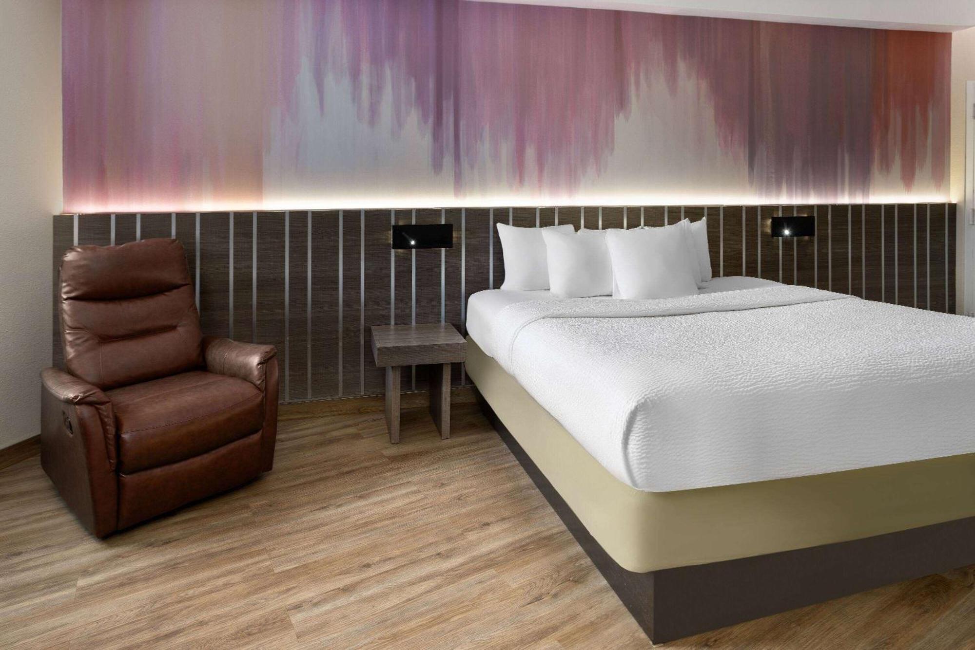Ramada By Wyndham Bronx Hotel New York Exterior photo