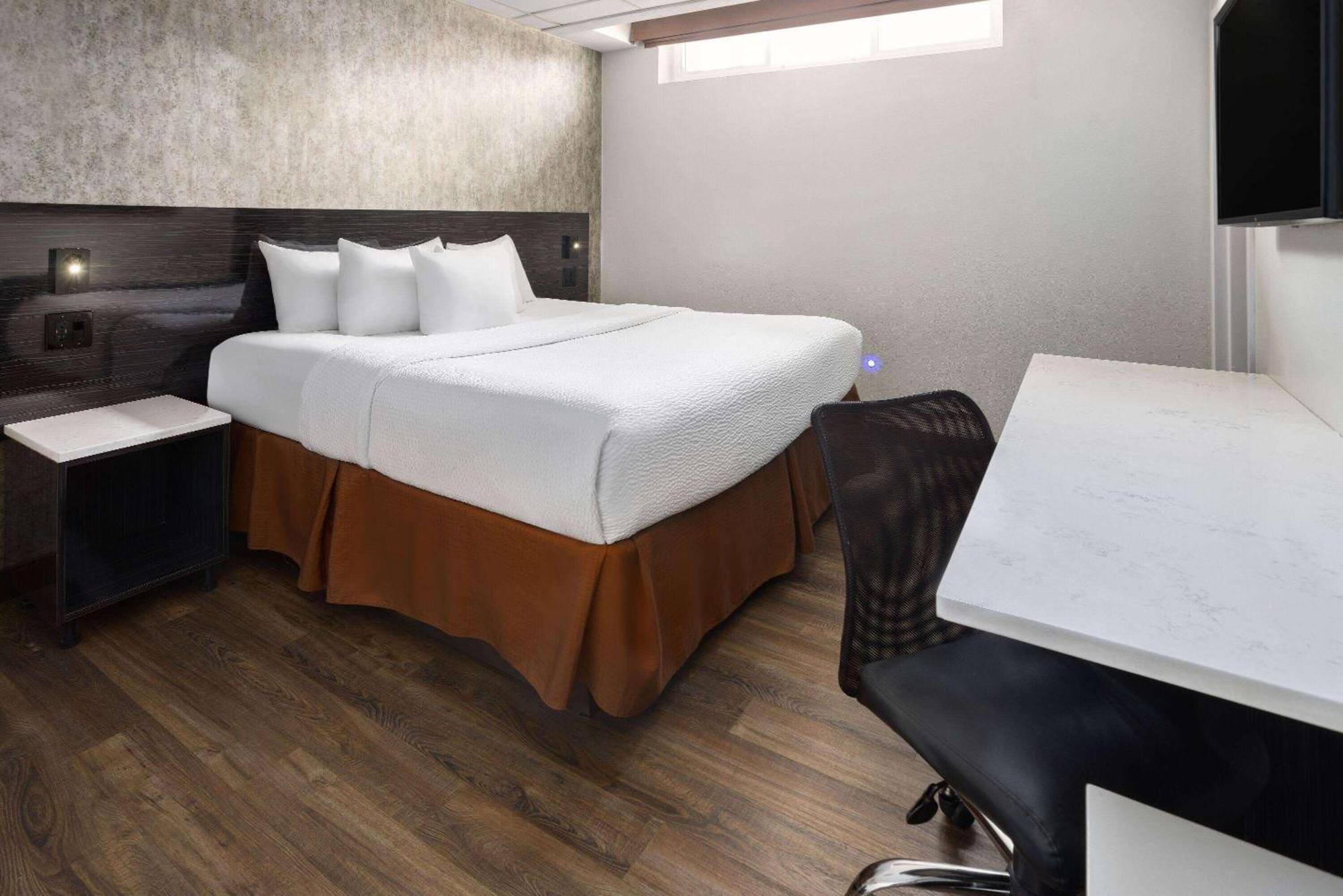 Ramada By Wyndham Bronx Hotel New York Exterior photo
