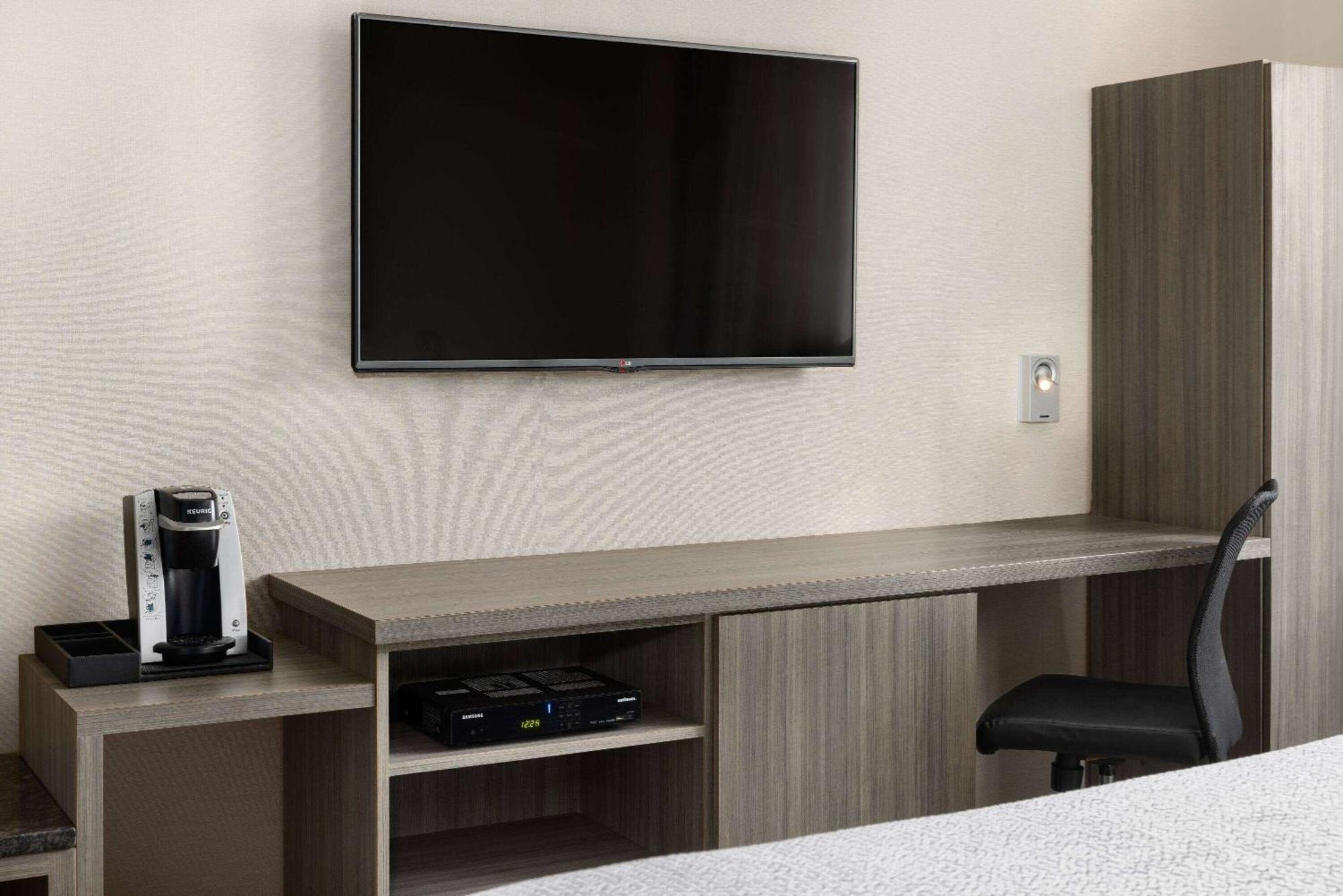 Ramada By Wyndham Bronx Hotel New York Exterior photo