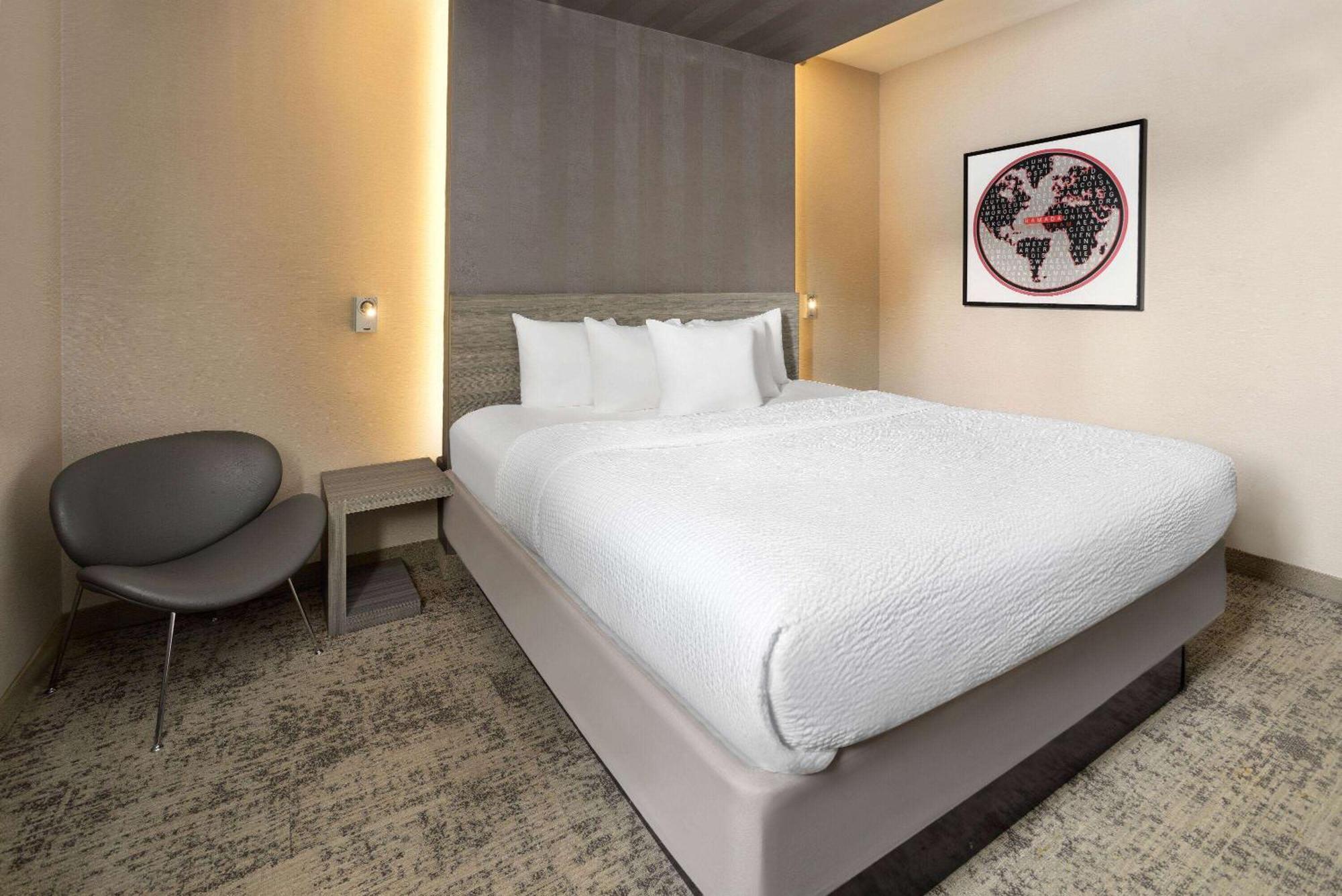 Ramada By Wyndham Bronx Hotel New York Exterior photo