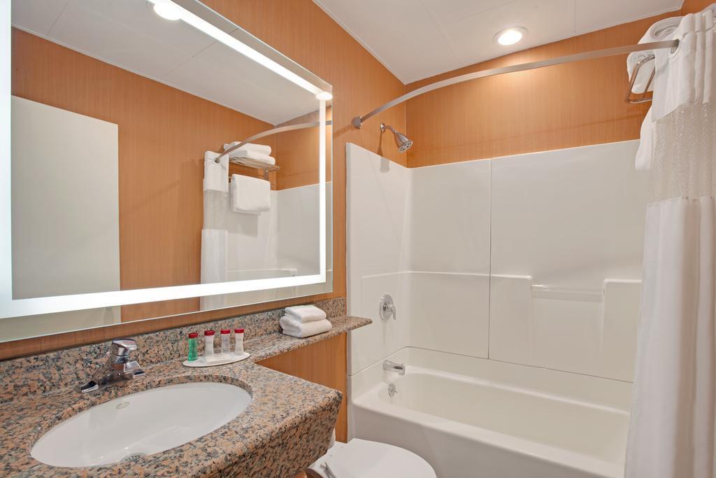 Ramada By Wyndham Bronx Hotel New York Room photo