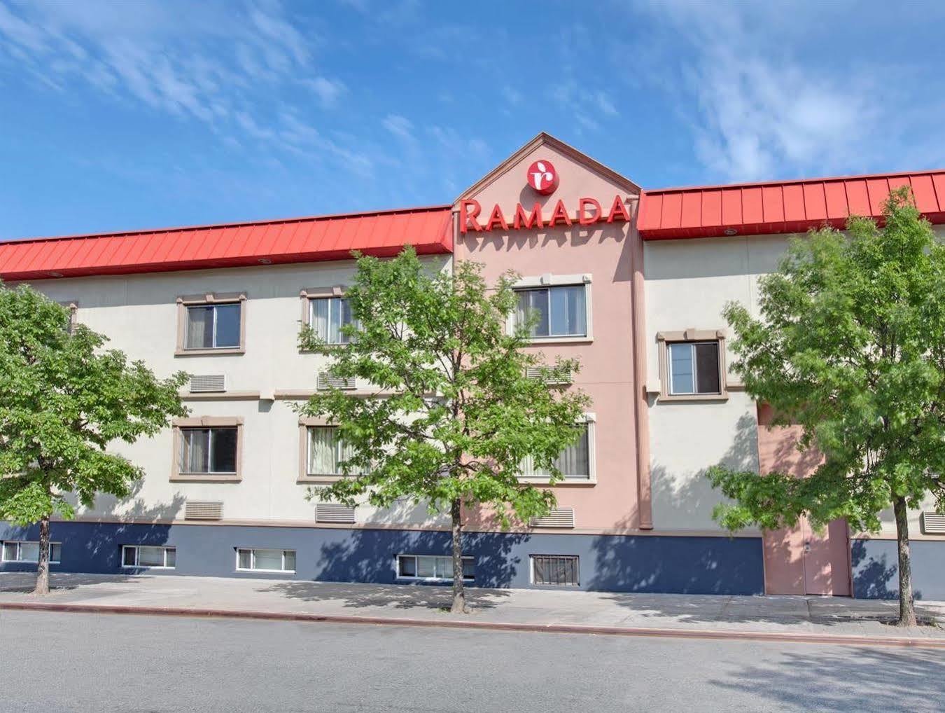 Ramada By Wyndham Bronx Hotel New York Exterior photo
