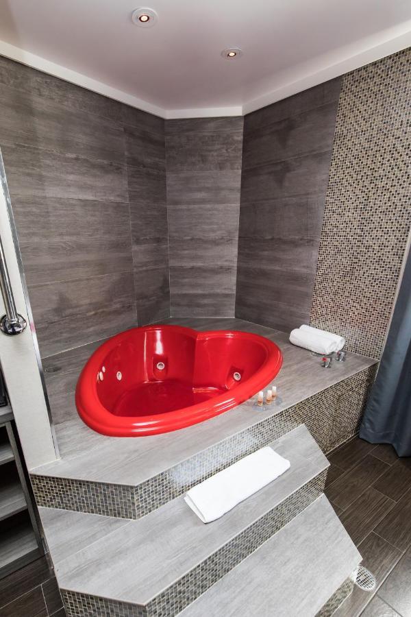 Ramada By Wyndham Bronx Hotel New York Exterior photo